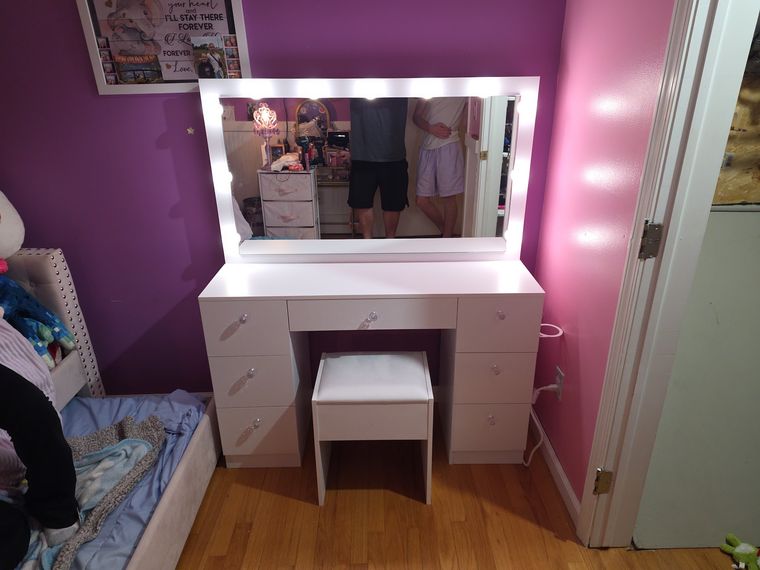 Vanity mirror for a young customer